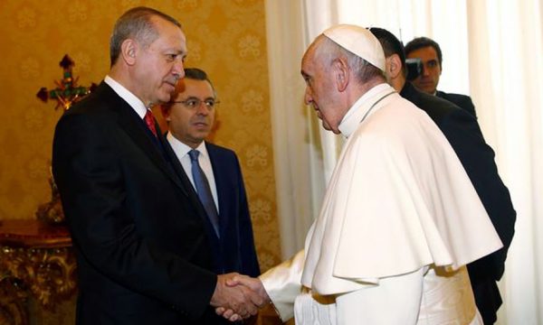 TAKIMI HISTORIK/ Ja mesazhi i “KODUAR” i Papës për Erdoganin dhe engjëlli i paqes