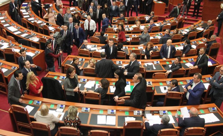 PD-LSI në protestë/ Kuvendi miraton Kodin e Sjelljes me votat e PS-së dhe PDIU-së