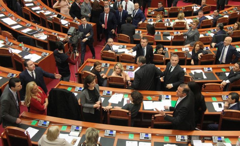 Java e festave/ Politikanët në radhë për fjalë prekëse e batuta. Në PD shkon “kaubojsi” (VIDEO)