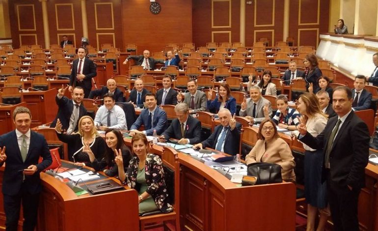 ZBARDHET KËRKESA/ PD komision hetimor për “Tahirin”, do pyeten edhe Rama e ish-Drejtori Çako