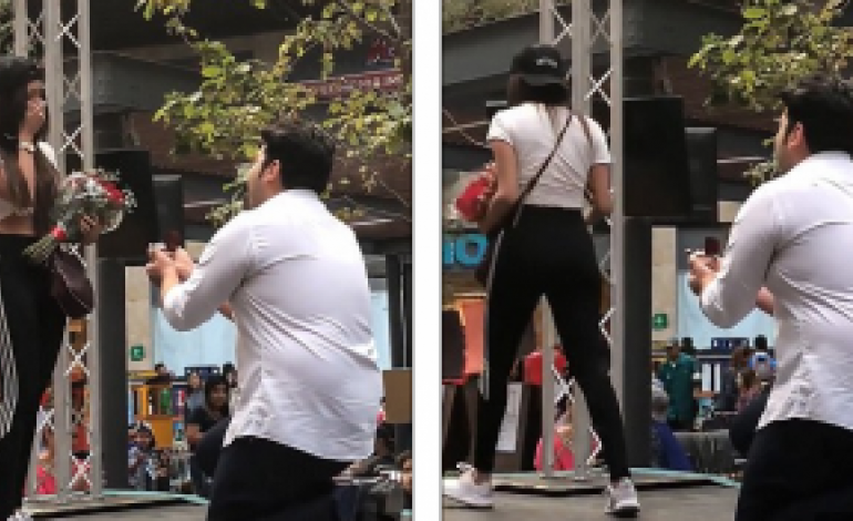 Video/ I ulet në gjunjë të dashurës dhe i propozon për martesë, përgjigjja e saj me lot në sy i shokon të gjithë…