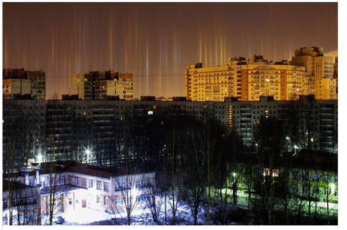 FOTOT/ Fenomeni i rrallë, qielli i Shën Petërsburgut ndriçohet nga dritat shumëngjyrëshe
