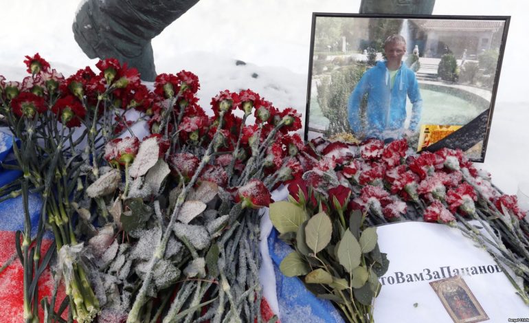 VDEKJA E PILOTIT/ Trupi i pajetë zhvendoset në RUSI. Homazhet ndaj tij si për një HERO