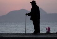 “PLAKJA” E SHQIPËRISË: Ikin 19 mijë të rinj, “shtohen” 11 mijë pleq. Çfarë thonë STATISTIKAT