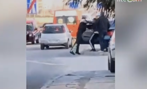 SKANDALI/ Publikohet VIDEO e plotë: Polici rrugor dhe shoferi rrihen me GRUSHTE para shkollës