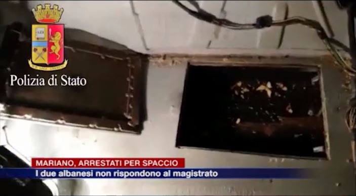 Nuk iu përgjigjën pyetjeve të gjyqtarit për 17 kilogramët e drogës. Lihen në burg 2 shqiptarët (VIDEO)