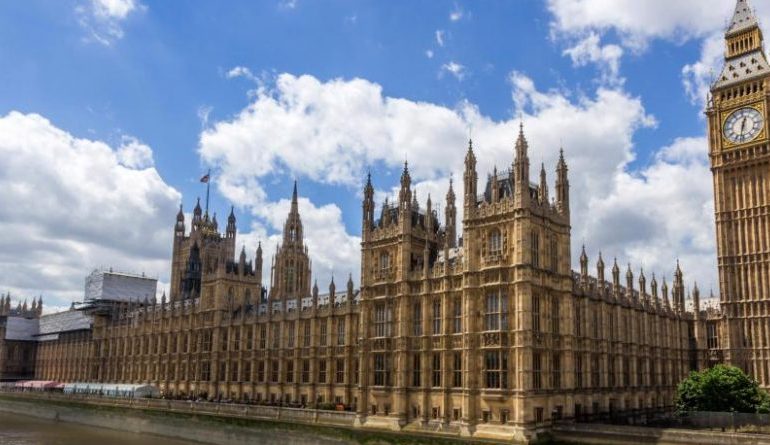 BRITANI/ Burri i pastrehë vdes në hyrje të parlamentit