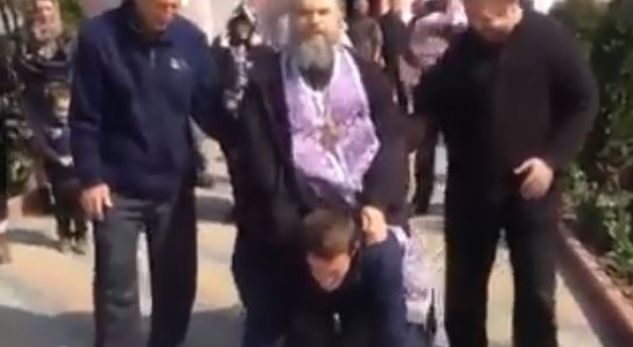 SHOKUESE/ Prifti ortodoks që i trajton besimtarët si kafshë (VIDEO)