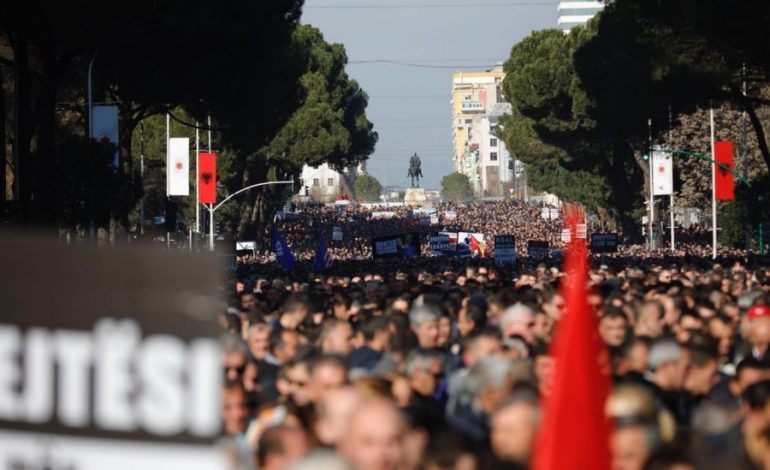 Të gjitha MIMIKAT e Berishës teksa ndjek fjalimin e Bashës (FOTO)