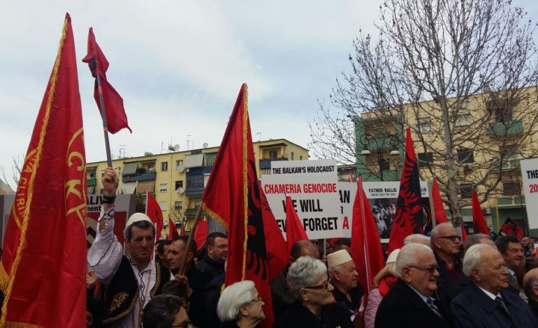 Me flamuj kuqezi e me plisa të bardhë, protestë para ambasadës greke: Mos fshini emrin “Çamëri”