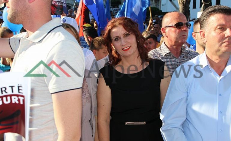 PASUESJA E HALIMIT/ E diplomuar për Laborante, por punën e parë në jetë, do bëjë… DEPUTETEN! (FOTO)