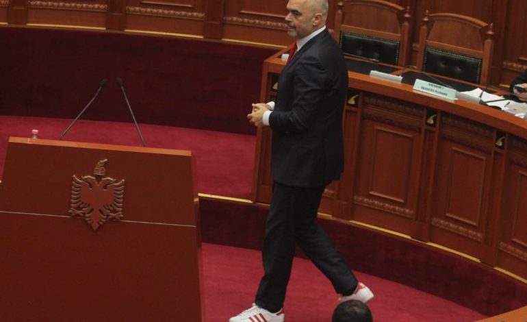 Berisha kërkon ta nxjerrin nga Kuvendi sepse ka veshur ATLETE/ Rama: E ke nga koha kur ishe me lopë dhe dele