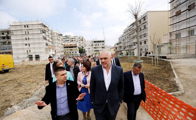 Rama inspekton punimet për projektin e qendrës së Fierit, shoqërohet nga Subashi (VIDEO)