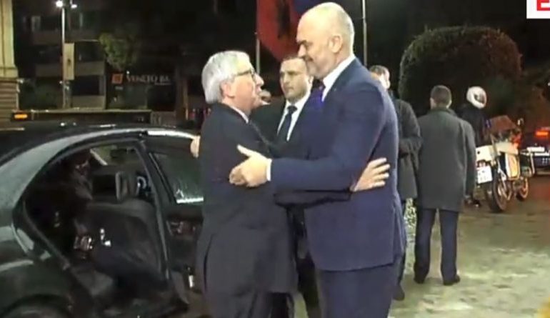 Mbërrin në Tiranë kreu i Komisionit Europian, Juncker. Takim me Ramën në Kryeministri (VIDEO)