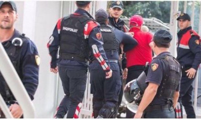 Kaos në ‘Selman Stërmasi’/ Kartat e identitetit përplasin tifozët e Partizanit me policinë