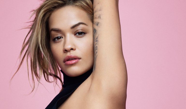 Vazhdojnë pushimet, Rita Ora përsëri “përvëluese” në bikini (FOTO)