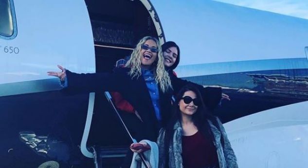Rita Ora niset për Kosovë, ja mesazhi emocionues para fluturimit (FOTO)