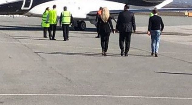 10 vjetori i Pavarsisë së Kosovës/ Rita Ora mbërrin në aeroport. Gati për koncertin e madh (FOTO)