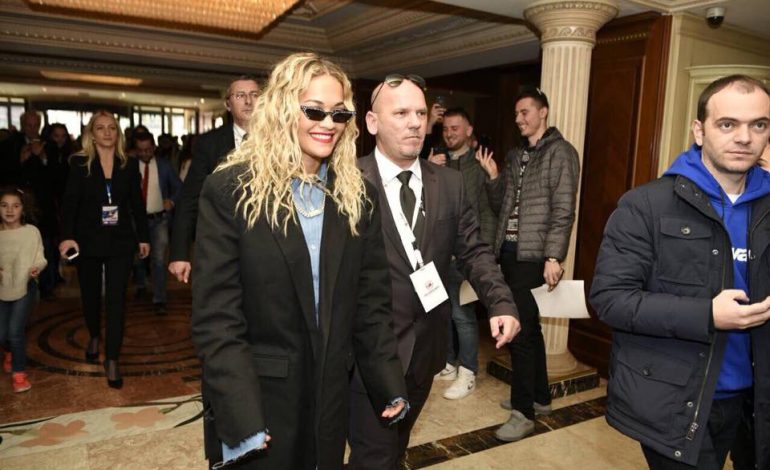 VIDEO/ Në Kosovë për të festuar, Rita Ora merr propozimin “bombë”: A do të martohesh me mua?