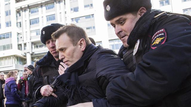 Rivali i Putin, Aleksei Navalny vihet në pranga
