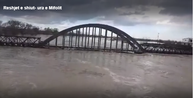 VIDEO/ Situata e fundit nga Fieri dhe Vlora, ja pamjet që vijnë nga Ura e Mifolit