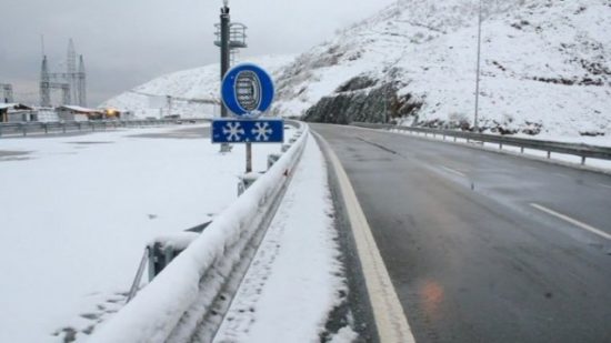 RESHJET E BORES/ Pezullohet mësimi në disa qytete, izolohen edhe fshatrat e Krujës
