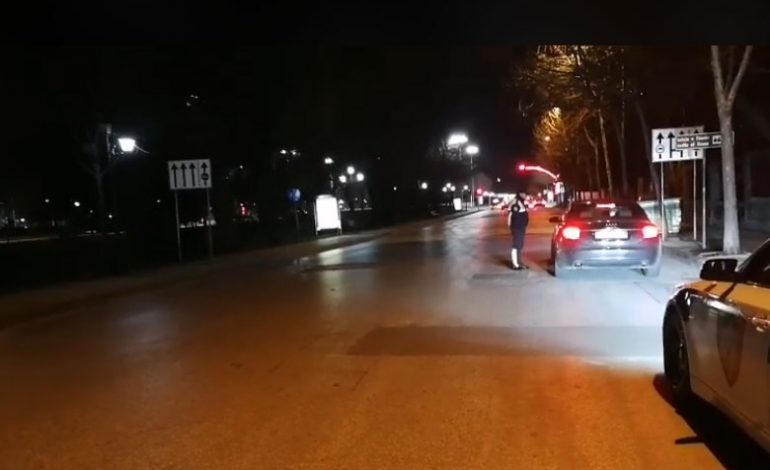(VIDEO) Aksioni i policisë natën, i riu në timon ecte me 108 km/orë në me stë Tiranës por harroi që…