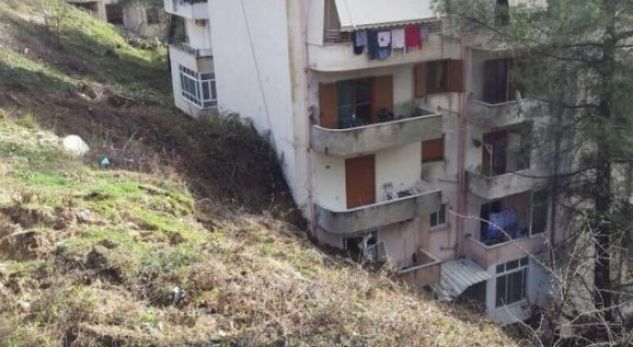 “Dheu po iu përpinte PALLATIN”/ Pamjet që vijnë nga GJIROKASTRA. Banorët të përmbytur nga UJI