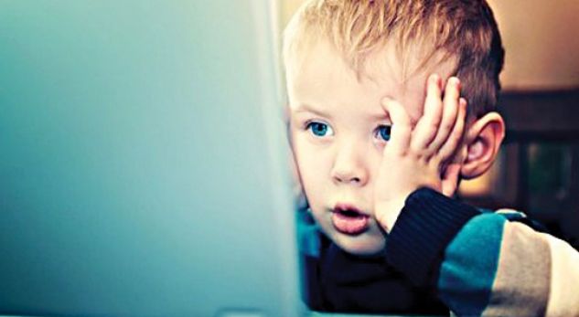 Të “ngujuar” në rrjetet sociale! Prindërit shqiptarë nuk e dinë dëmin që po i bëjnë fëmijëve