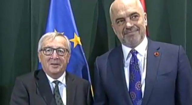 JUNCKER NË TIRANË/ Një përshëndetje ushtarake dhe një puthje për “kaçurrelësen”! (FOTO)