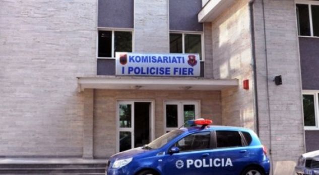 Gruaja nga Fieri “mbush” çantën me lekë dhe grabitet sapo del nga banka