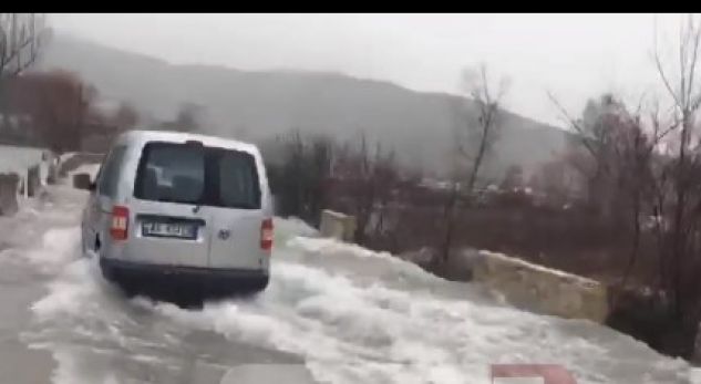 FOTO/ Vështirësi kalimi në aksin Gjirokastër-Tepelenë, liqeni i Viroit del nga shtrati