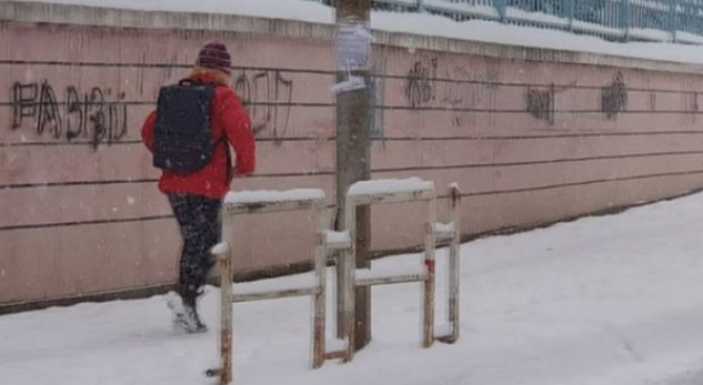 Dëbora paralizon Shqipërinë! Mbyllen shkollat në veri e jug-lindje të vendit (VIDEO)