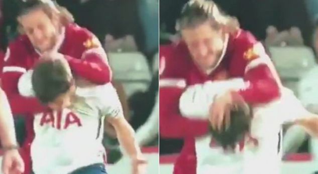 VIDEO/ Ylli i Liverpoolit tenton të mbysë kundërshtarin, përjashtohet me karton të kuq