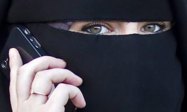 Gratë s’kanë pse mbulohen? Si qëndron e vërteta e deklarimit të klerikut saudit