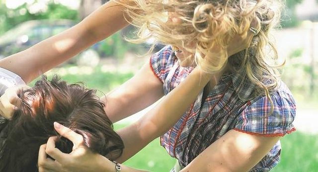 Kur të gjithë thamë: Po këto ç’patën?! Njihuni me sherret e femrave të showbizit (FOTO+VIDEO)