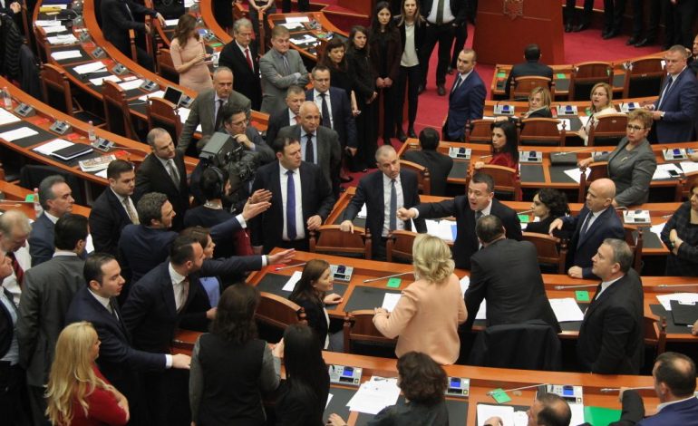 Opozita në kor: “Hajdut, kriminel”/ Por, shumica miraton aeroportin e Vlorës, rrëzohet KLGJ e KLP