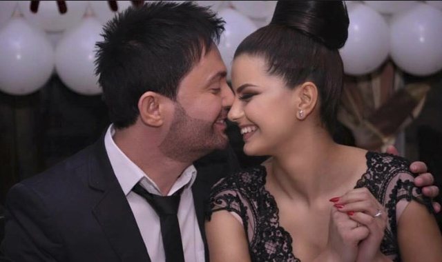 Moderatori i kërkon të puthë Andrrën, Sinan Hoxha: Do i marr leje mamit dhe babit… (VIDEO)