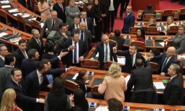 "Këto gjeji tek më të bukurit që q*inë", skandal seksual mes 2 politikanëve në Kuvendin e Shqipërisë