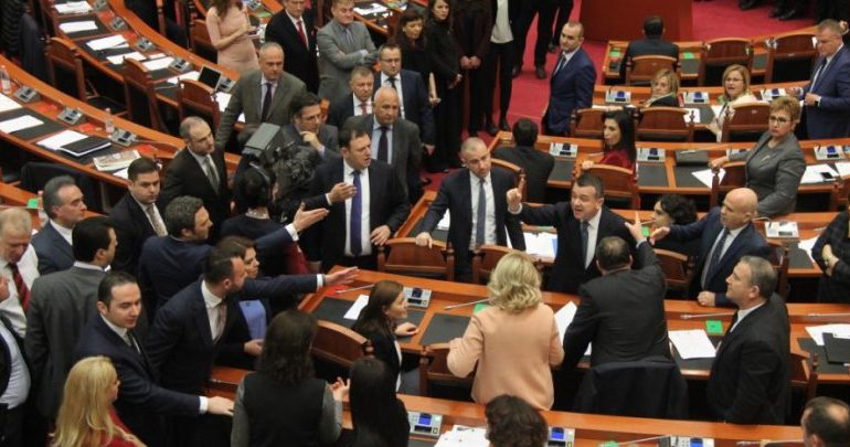 “Këto gjeji tek më të bukurit që q*inë”, skandal seksual mes 2 politikanëve në Kuvendin e Shqipërisë
