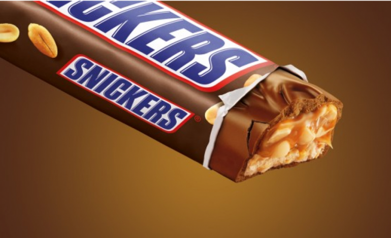 Të gjithë e hani këtë çokollatë,por ja si prodhohet Snickers!