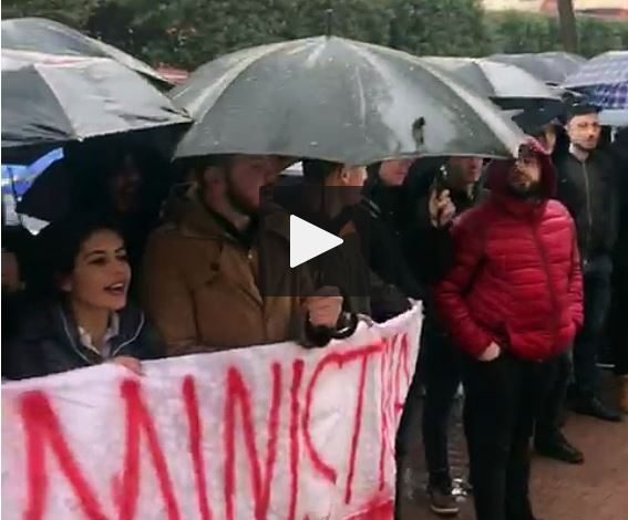 “Protestuan përpara Ministrisë së Drejtësisë”. Shoqërohen në komisariat 3 studentë (VIDEO)