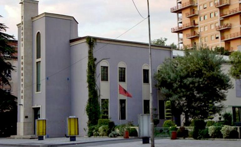 ACAROHET SITUATA/ Artistët hyjnë me forcë brenda godinës së Teatrit. Kërkesa për ministren e Kulturës