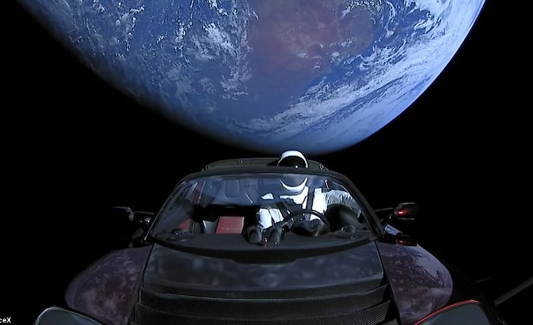 Shijoni këto momente historike: Një makinë Tesla në hapësirë