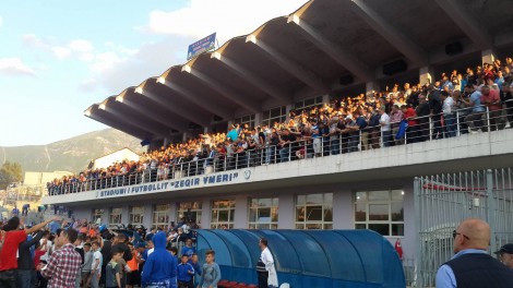 FOTOLAJM/ E turpshme në stadiumin e Kukësit, flamuri i Shqipërisë i shqyer