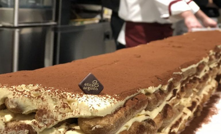 Vendoset rekordi i ri i tiramisus më të madhe në botë: Përdoren 30 mijë biskota dhe 300 litra kafe