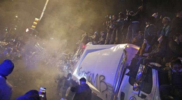 Philadeplia triumfon në Super Bowl, tifozët shkatërrojnë qytetin