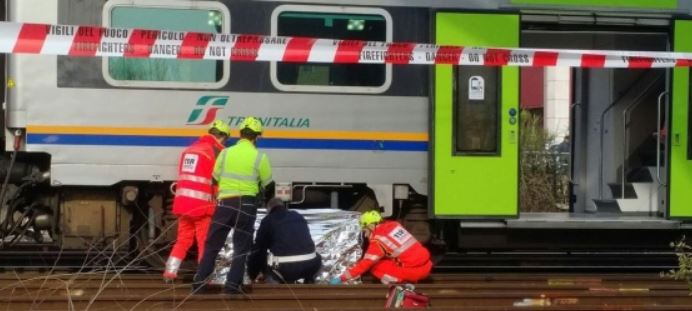 Humb TRAGJIKISHT jetën adoleshentja SHQIPTARE në Itali, shtrihet përpara shinave të trenit