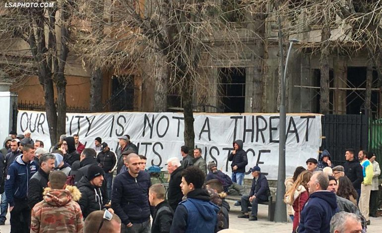 “Mos na vrisni ëndrrën”! Tifozët korçarë në mbrojtje të Skënderbeut