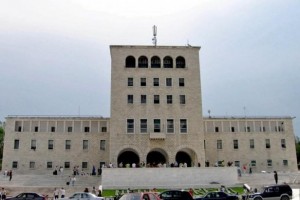 Pedagogët kërcënojnë me grevë: Aleancë e kastës së universiteteve me komisarët politikë, duam negociata me qeverinë